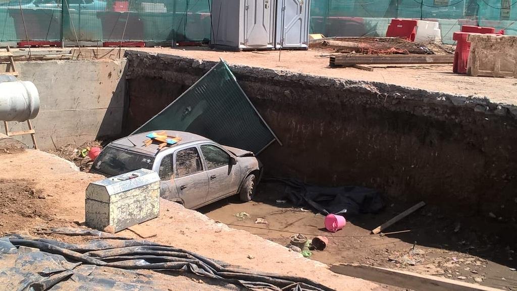 Una familia cayó varios metros con el auto, al pozo de un canal subterráneo