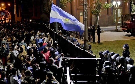 Manifestantes volvieron a protestar de madrugada frente al Congreso y hubo incidentes