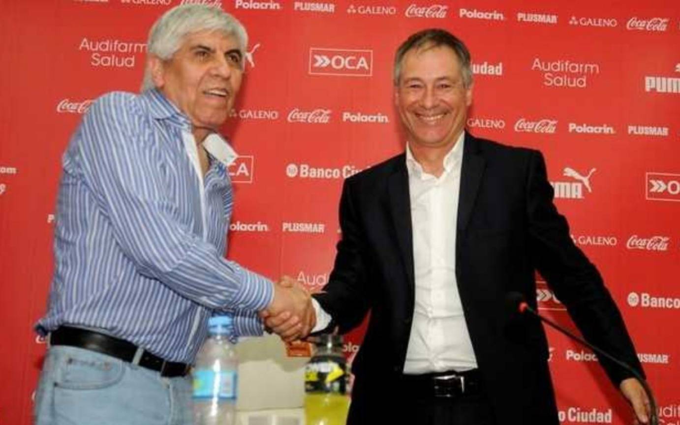 Por si no arregla Holan, en el Rojo ya tienen a dos DT en carpeta