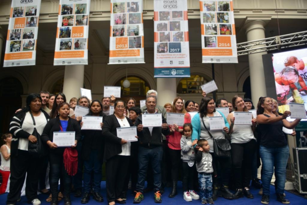 Casi medio millar de egresados de la Escuela de Oficios de la UNLP “coparon” el Rectorado