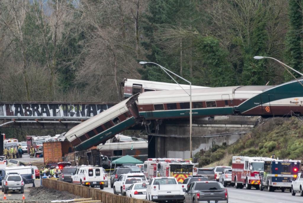 Tres muertos al descarrilar un tren que superaba casi 3 veces la velocidad permitida