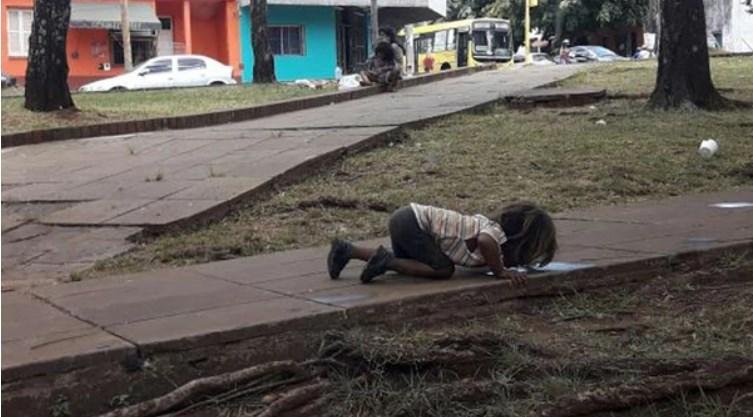 La foto de una nena bebiendo agua del suelo que conmovió en todo el mundo