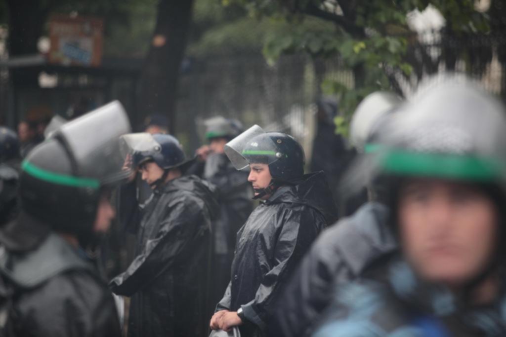 Tras los violentos desmanes, ayer la Legislatura tuvo más guardia policial que manifestantes