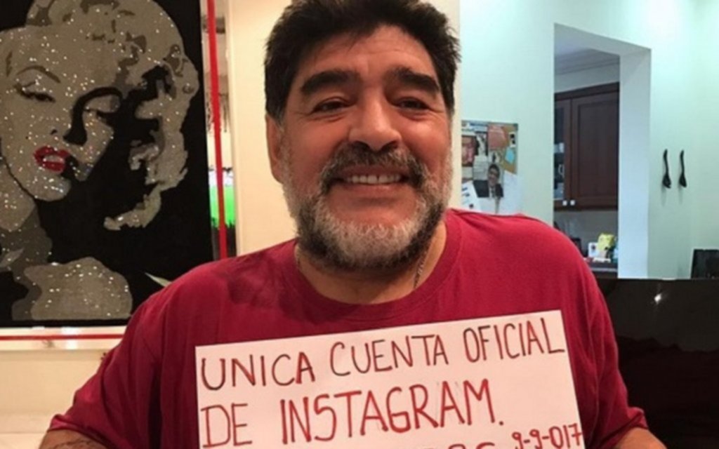 El festejo de Maradona tras llegar al millón de seguidores en Instagram