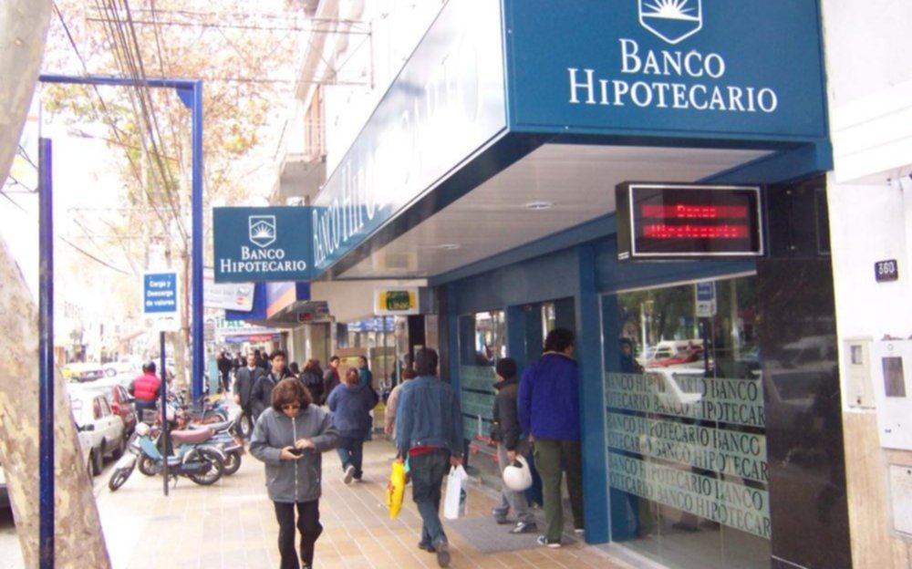 Detuvieron a un hombre que sacaba plata de los cajeros con 40 tarjetas de planes sociales