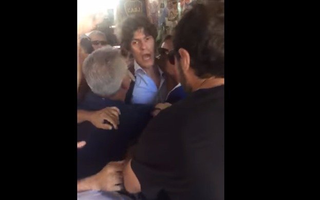 Video. Agredieron a Martín Lousteau durante la protesta de bancarios en capital