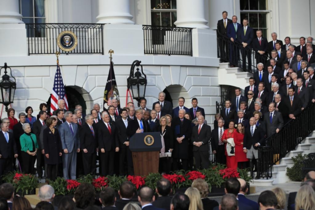 Trump de festejo por “la mayor rebaja impositiva de la historia de EE UU”