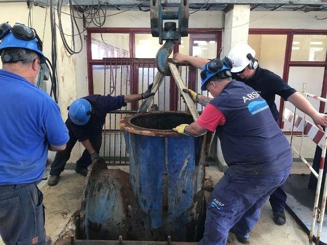 Cambian una antigua bomba en la potabilizadora de Punta Lara