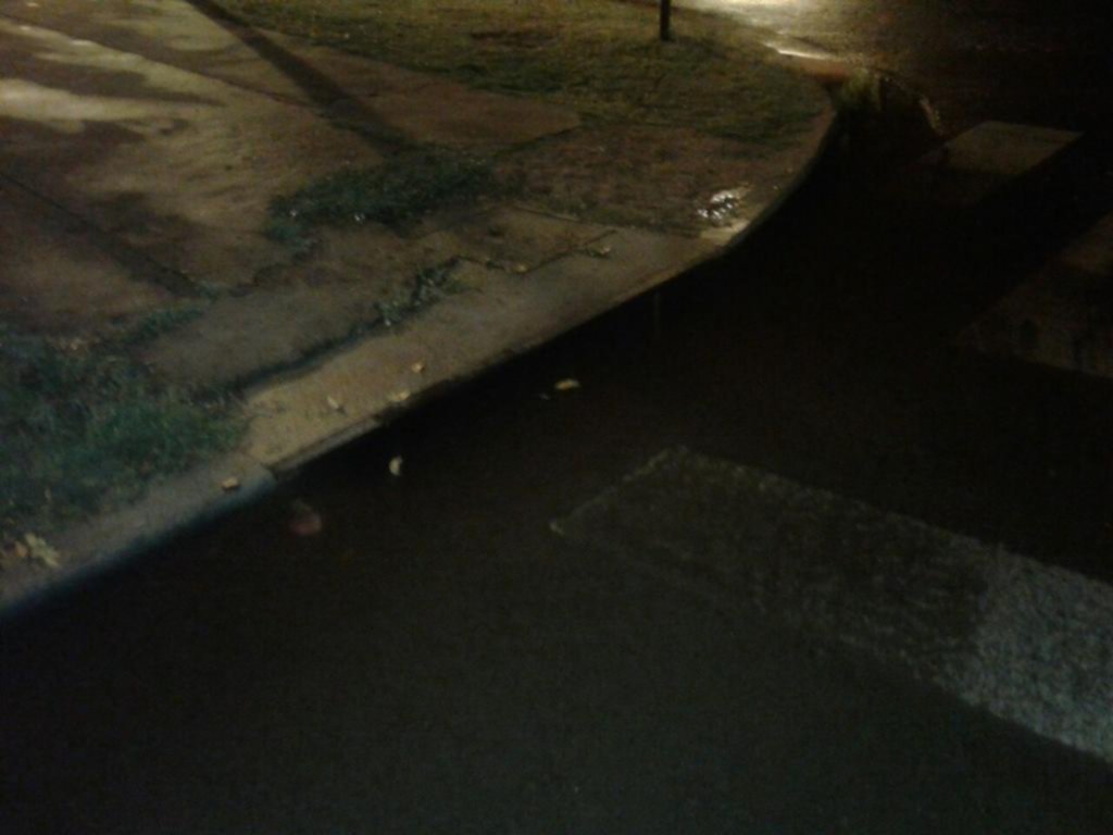 Una boca de tormenta obstruida provocó un “lago”