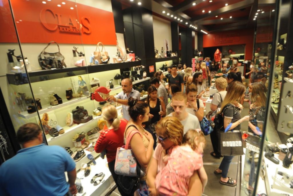 El comercio local se movió al ritmo de una noche especial de ofertas y vidrieras engalanadas