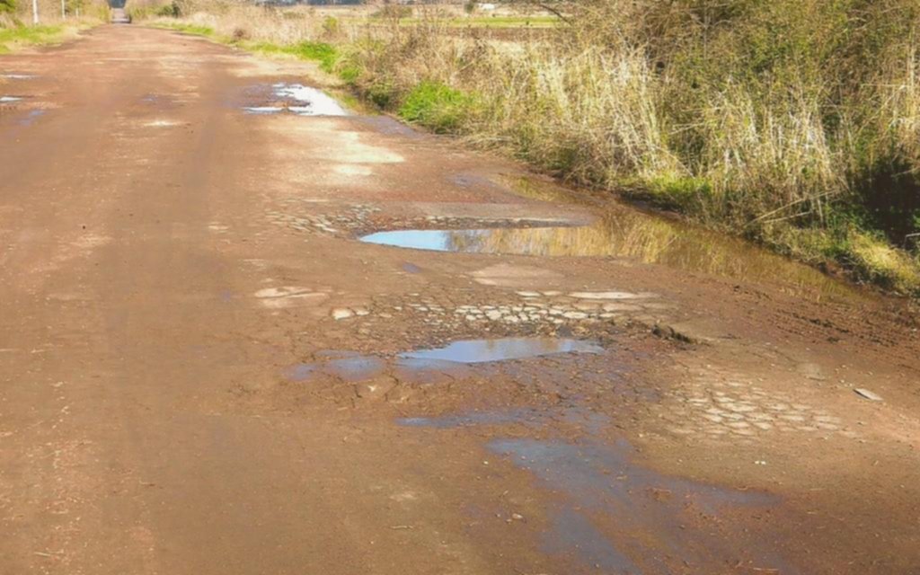 Fuerte reclamo de vecinos de la calle 600 de Arana por su pésimo estado