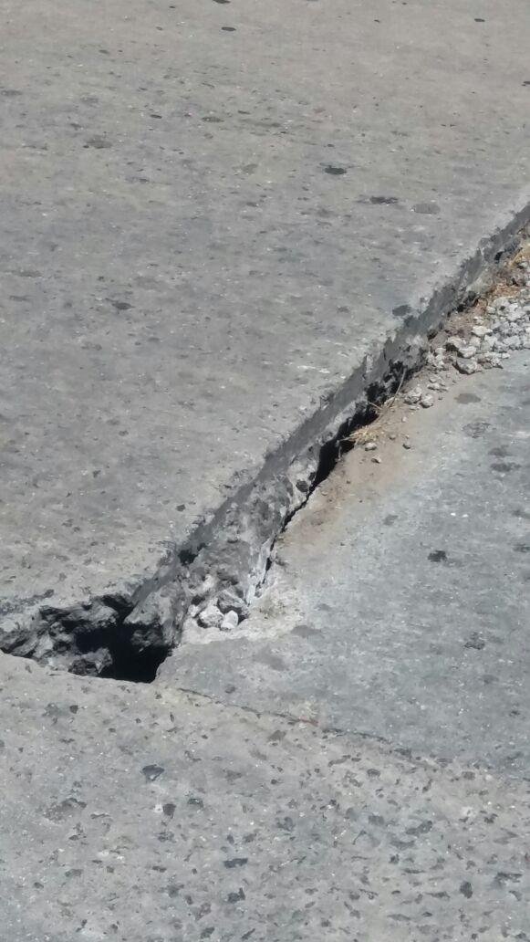 Piden se arregle una calle en muy mal estado