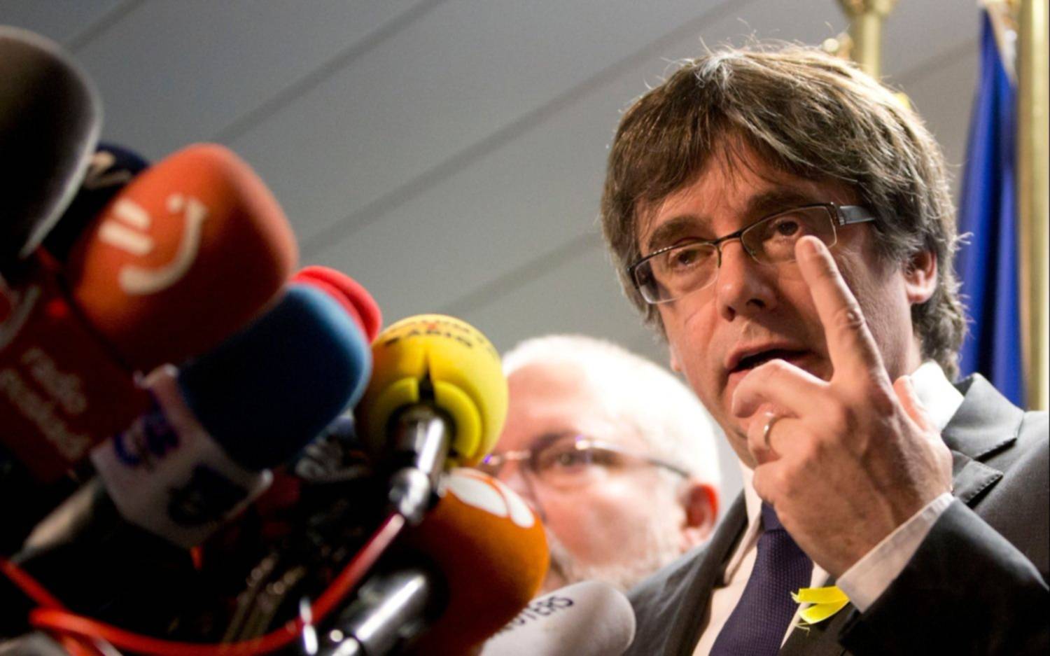 Puigdemont propone a Rajoy reunirse fuera de España