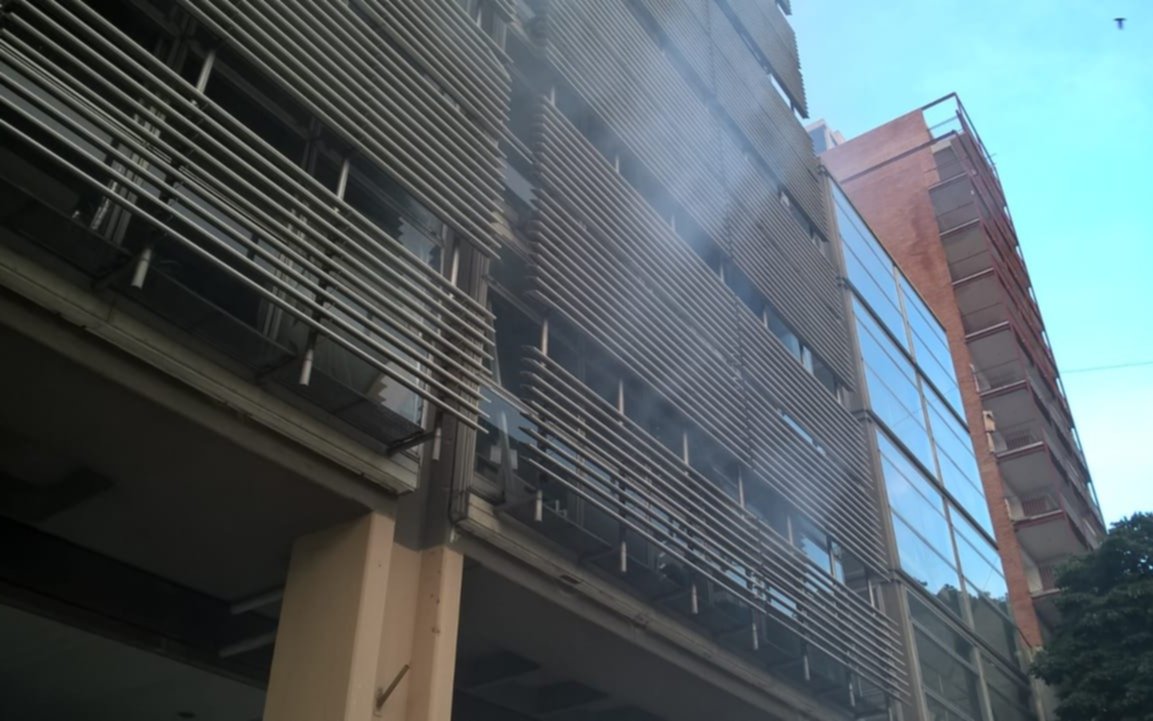 Tensión en plaza Moreno por una columna de humo en la Torre 1