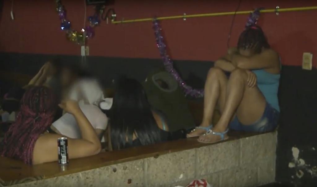 Acusan a tres policías de extorsionar a comerciantes y proteger prostíbulos