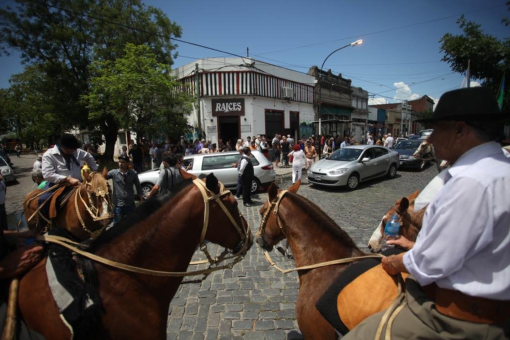 Tras un recorrido por lugares significativos, Berisso le dio el último adiós a Lito Cruz