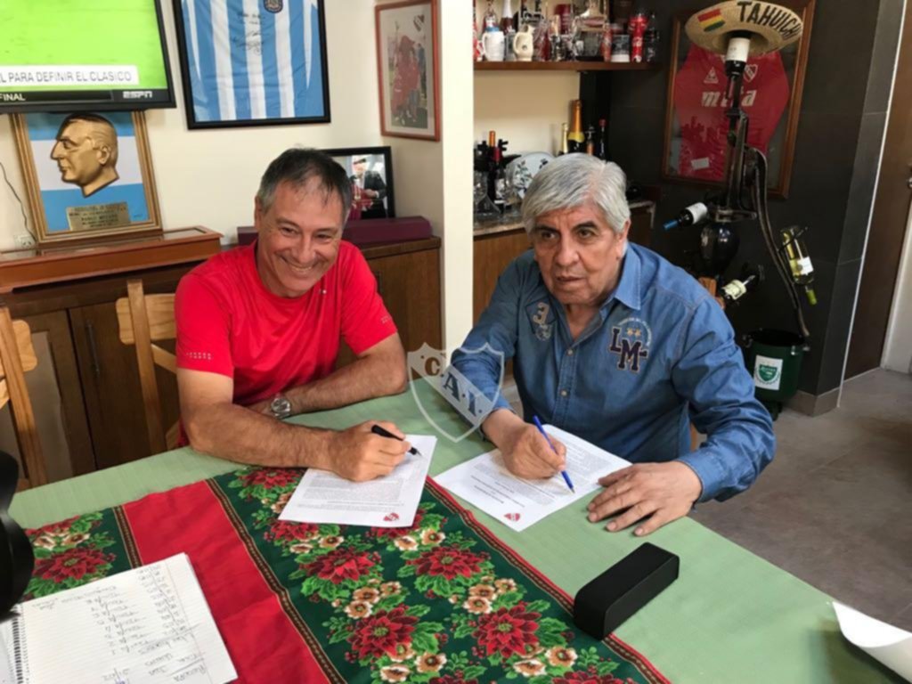 Holan dio marcha atrás, seguirá en el Rojo y sumó al ex profe de Sabella