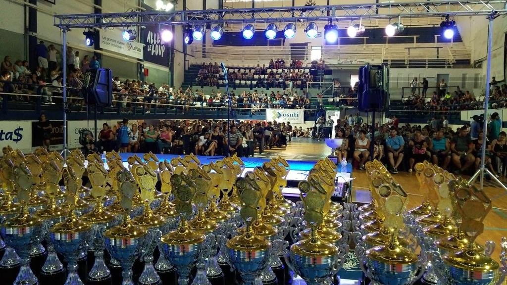 El fútbol infantil albiazul cerró el año con una gran fiesta en el Polideportivo