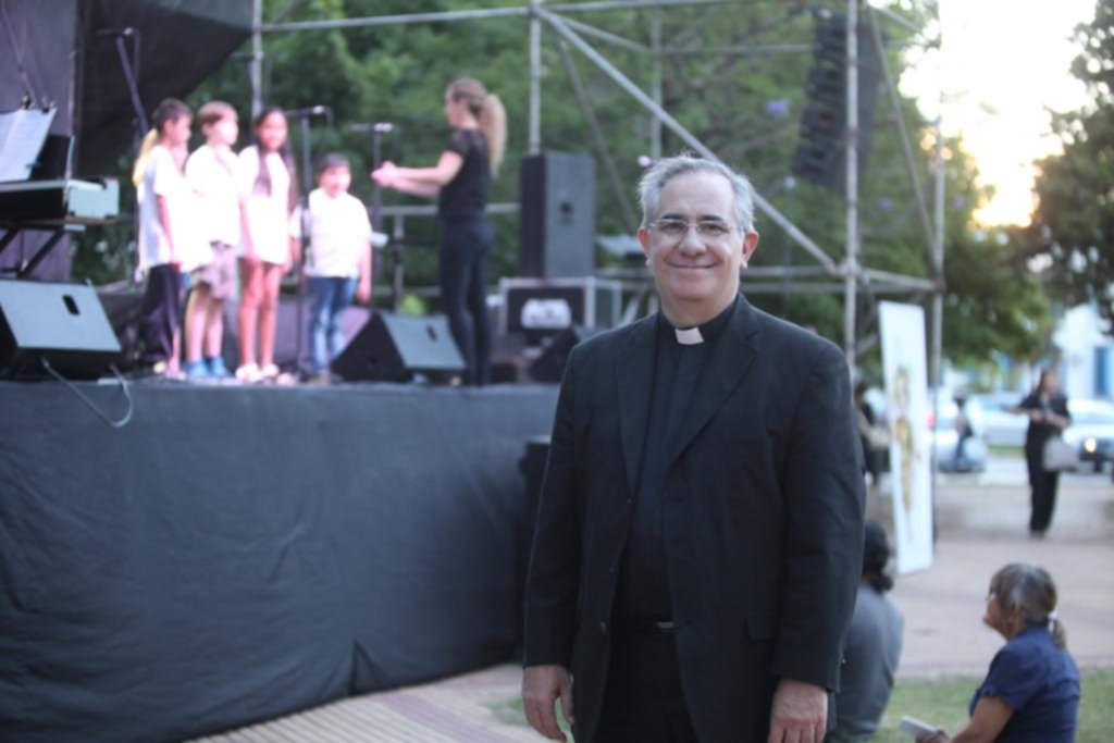 A Dios rogando y con el arte dando
