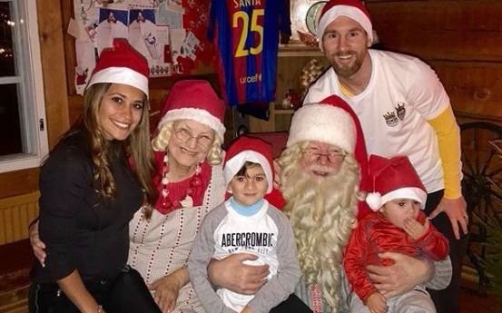 Messi saludó por Navidad a sus seguidores con una foto en familia
