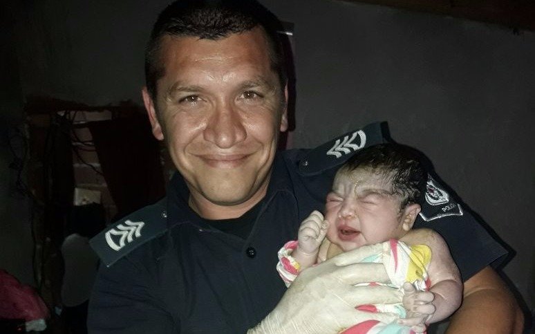  Policías parteros ayudaron a una mamá a dar a luz  durante los festejos navideños