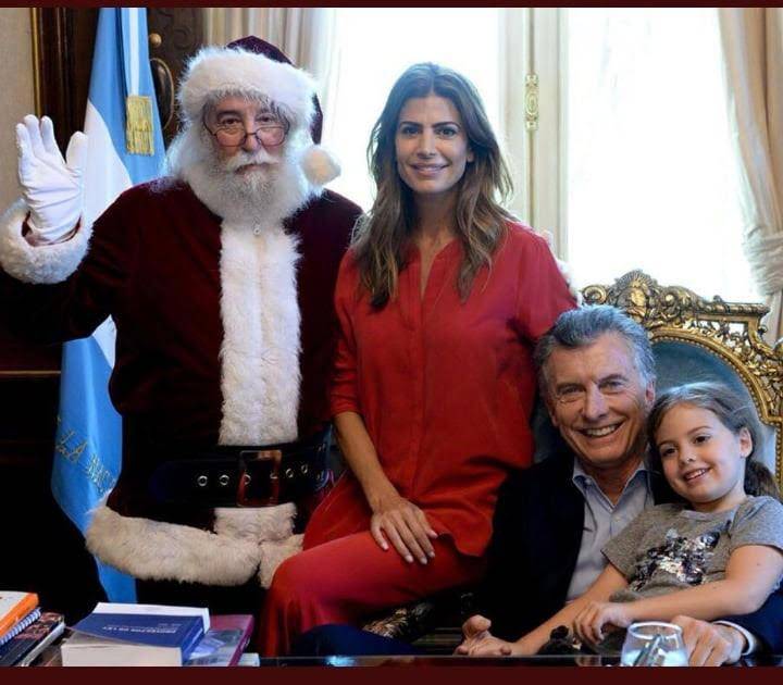 Papá Noel visitó a Mauricio Macri en el despacho presidencial