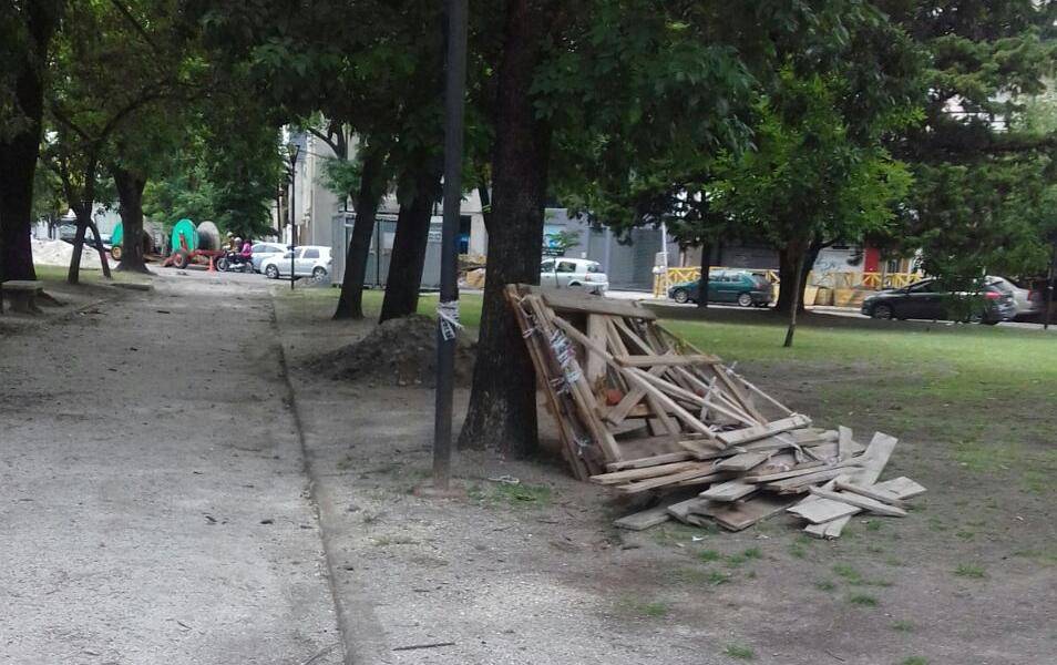 Reclamos por el estado de la plaza de 44 y 25