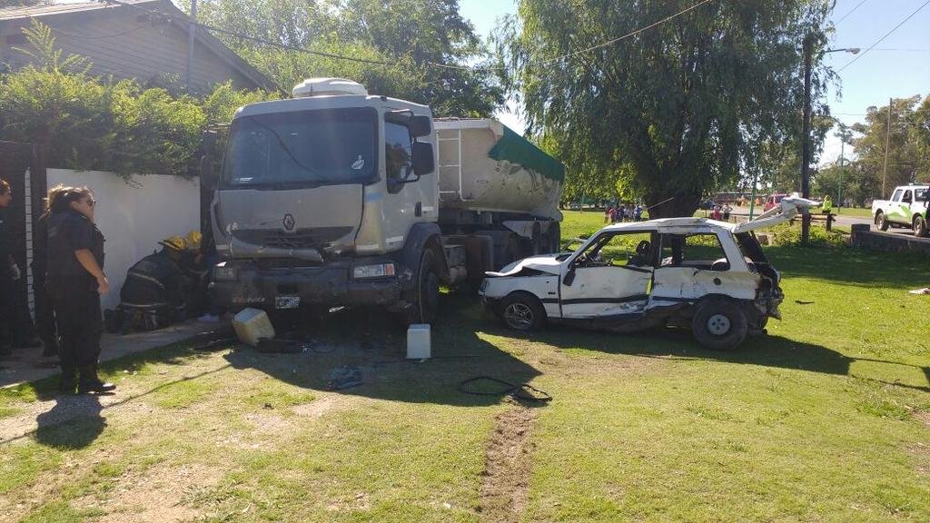 Un auto se despistó en Punta Lara, un joven perdió la vida y otros 4 terminaron heridos