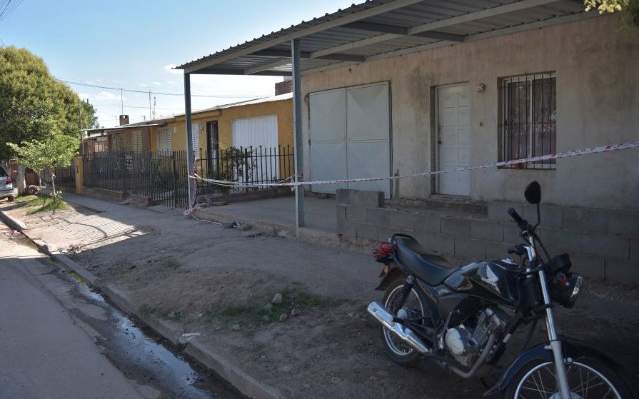 Un hombre fue encontrado sin vida al lado de su perro en un confuso suceso