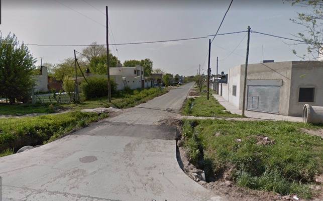 Violencia sin cuartel en Los Hornos: lo atacó una patota a la noche y le quemaron la casa a la madrugada