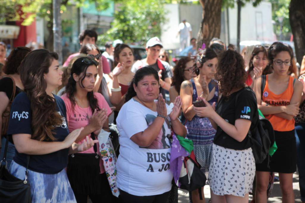 Cinco meses sin Johana y una radio abierta frente a los tribunales federales de 8 y 50