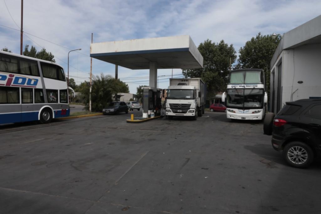 Un ladrón hirió a un colectivero con un cuchillo dentro de un baño
