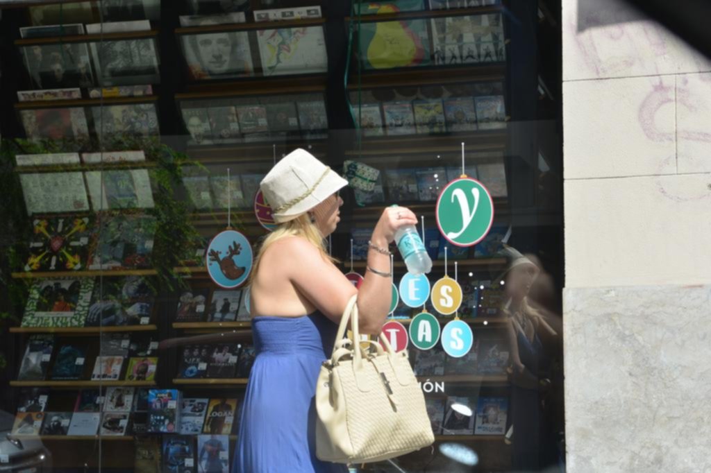 Sigue la alerta amarilla y recomiendan tomar medidas preventivas contra el calor