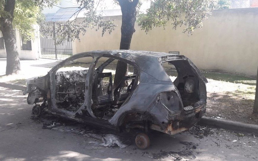 Preocupación por un auto robado e incendiado en 2 bis y 81