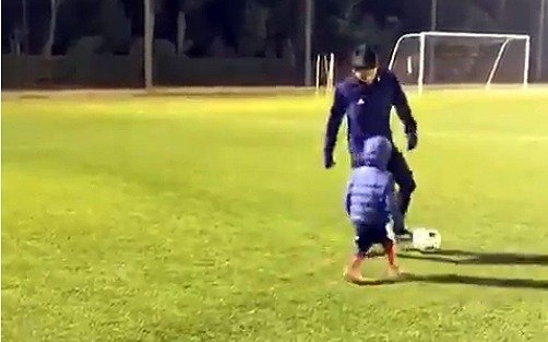 Le tiró 8 caños seguidos a un niño, lo hizo llorar y despertó la polémica