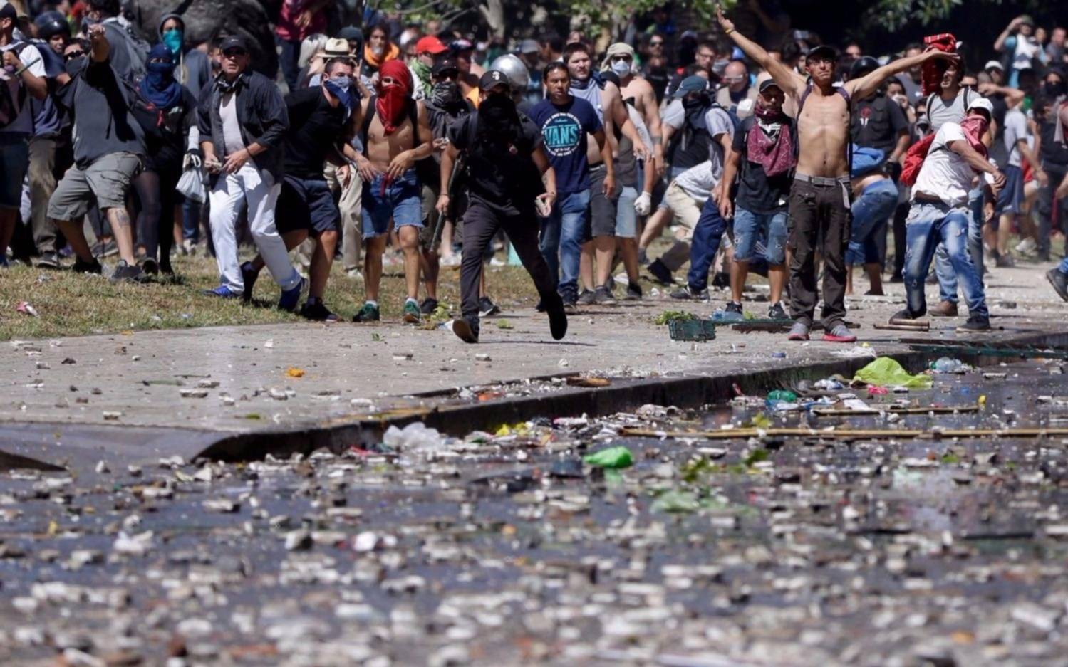 Ordenaron detener a un policía motorizado y dos  manifestantes por los incidentes en el Congreso