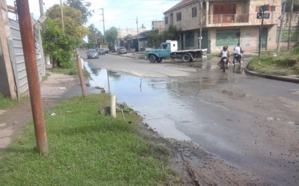 Quejas por una calle de Villa Elvira que no da más