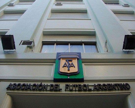Habilitan 6 cupos para extranjeros en la AFA, tras acuerdo con Agremiados