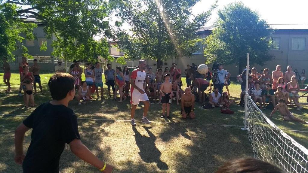 Verón jugó al fútbol-tenis en la apertura de la temporada de verano en el Country