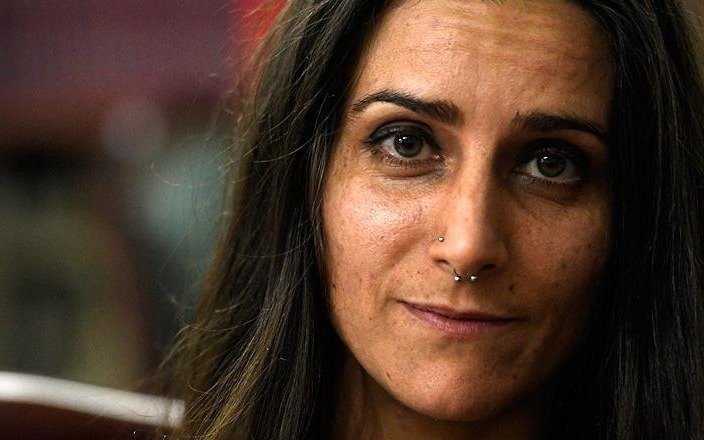 La hija de Etchecolatz repudió la prisión domiciliaria otorgada a su padre