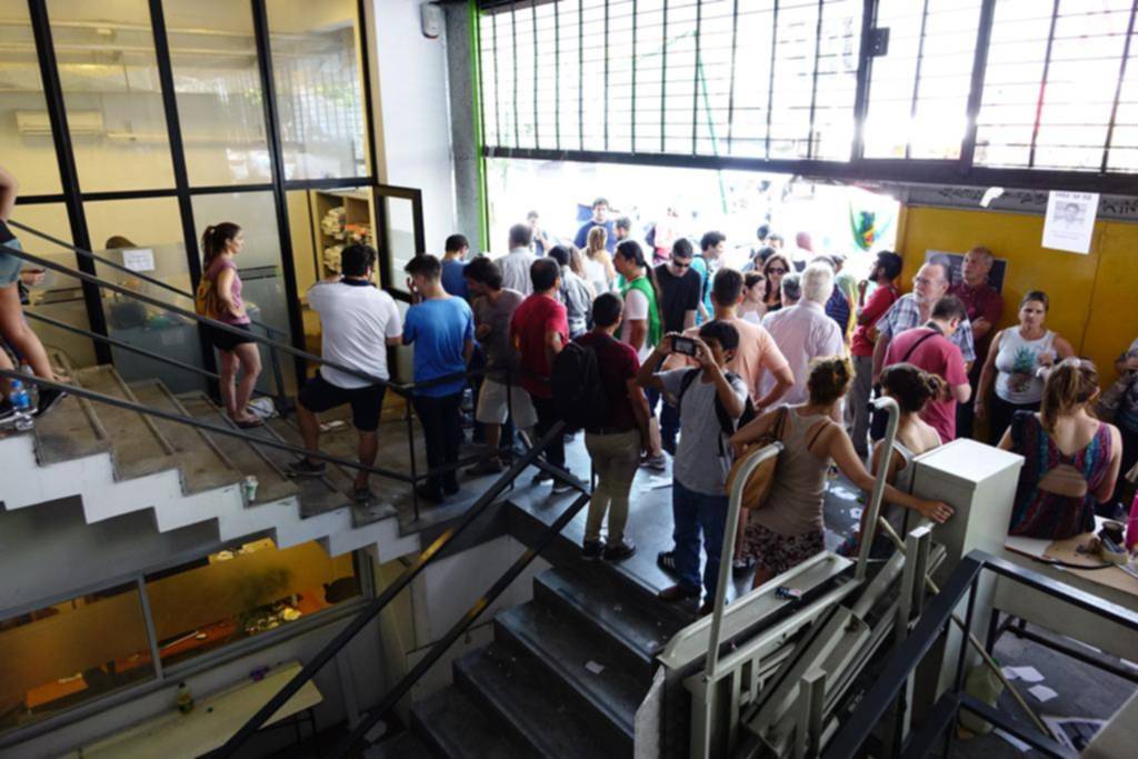 Disuelven un ente de Educación y hay reclamos por más de 200 despedidos