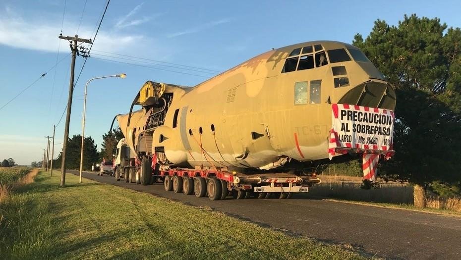 Llevaron un avión Hércules hasta Pilar para convertirlo en un momumento por Malvinas