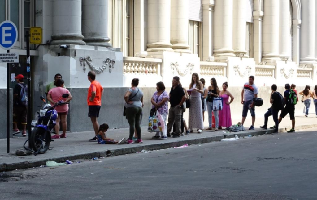 Otro día de filas interminables por los cajeros colmados