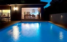 Luces interiores y externas para hacer de la piscina un lugar de disfrute a cualquier hora del día