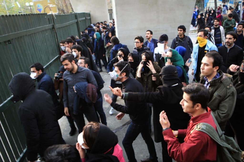 Reprimen en Irán inusuales protestas contra el Gobierno por el costo de vida