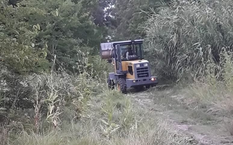 Vecinos contrataron una topadora para desmalezar una calle abandonada