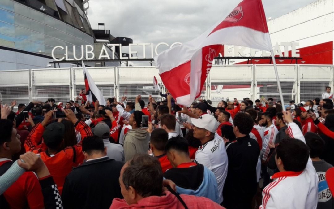 Los hinchas de River hicieron el banderazo reclamando el cambio de sede