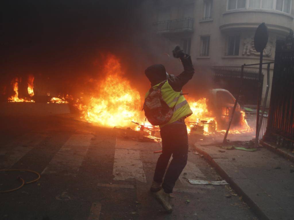 Francia desbordada por una nueva ola de protestas de extrema violencia