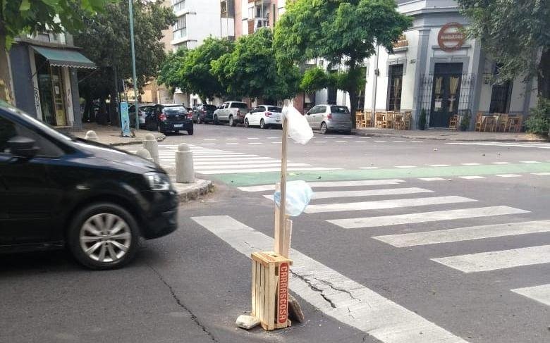 Vecinos señalizaron un peligroso pozo en 60 y 4