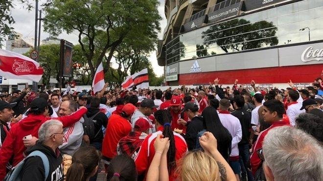 Hinchas de River protestaron por la final en Madrid